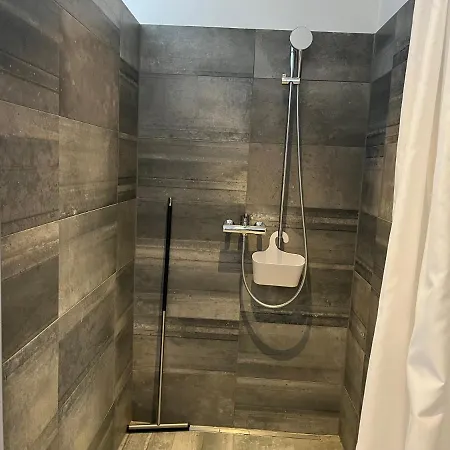 Schoene, Sonnige Parterrewohung 3 Zi. Mit Garten *