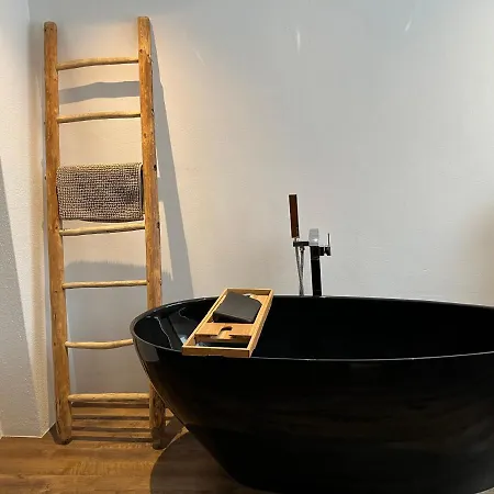 Schoene, Sonnige Parterrewohung 3 Zi. Mit Garten