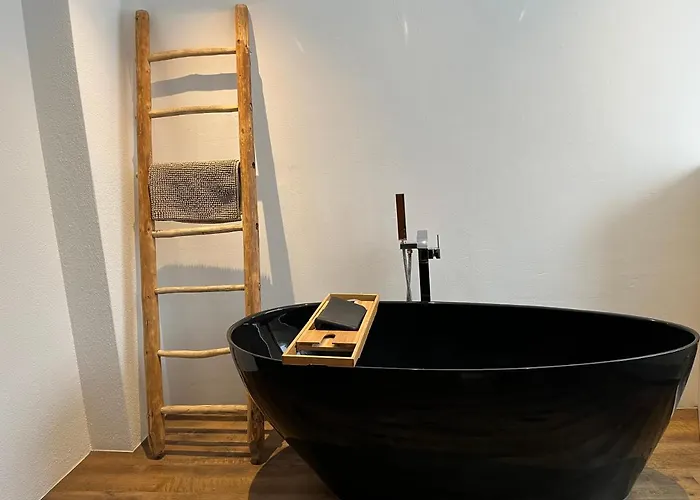 Schoene, Sonnige Parterrewohung 3 Zi. Mit Garten