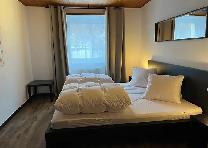 Schoene, Sonnige Parterrewohung 3 Zi. Mit Garten *