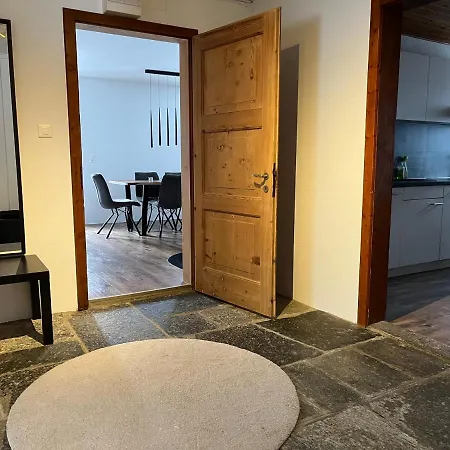 Schoene, Sonnige Parterrewohung 3 Zi. Mit Garten