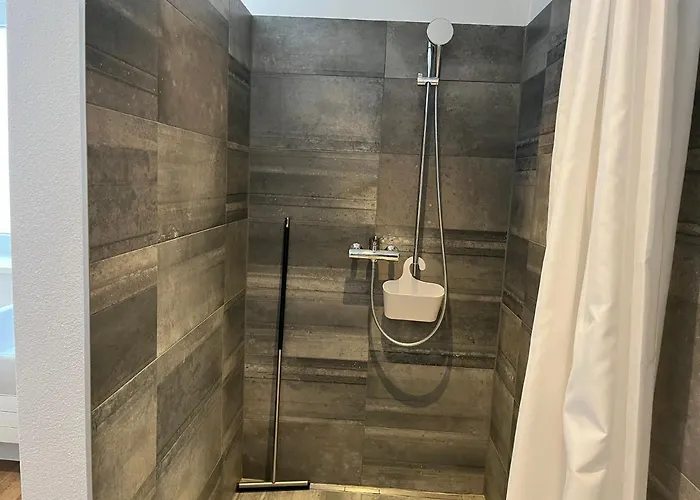 Schoene, Sonnige Parterrewohung 3 Zi. Mit Garten *